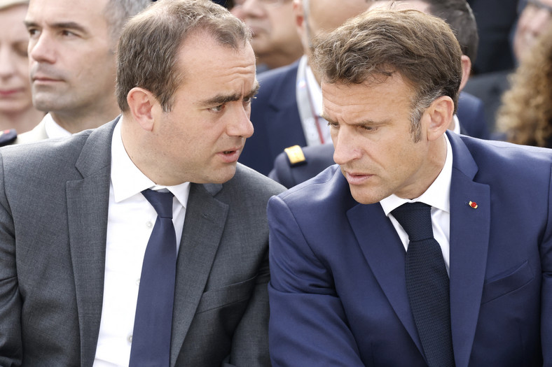 Ministre sił zbrojnych Francji Sebastien Lecornu oraz francuski prezydent Emmanuel Macron