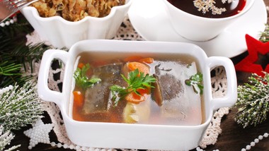 genialna, bursztynowa i przejrzysta galareta z karpia. na stole w wigi