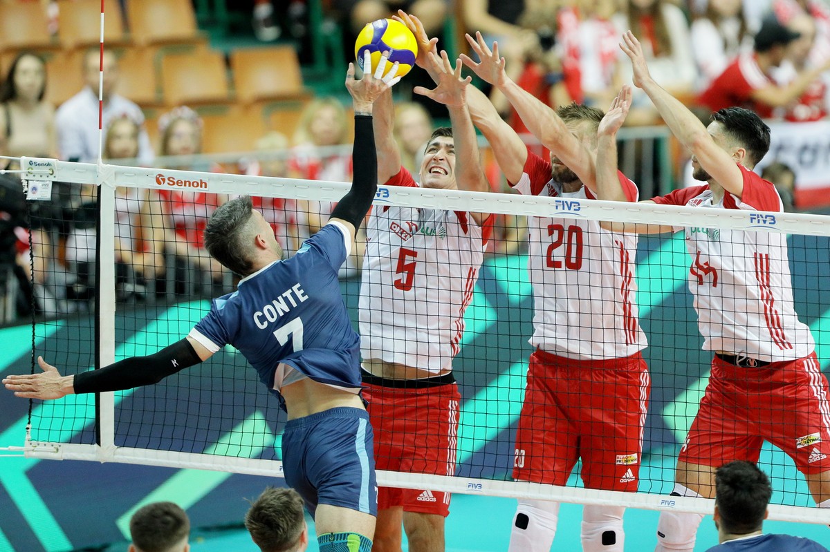 Łukasz Kaczmarek (2L), Mateusz Bieniek (2P) i Aleksander Śliwka (P) oraz Facundo Conte (L) z Argentyny podczas meczu towarzyskiego siatkarzy w Katowicach