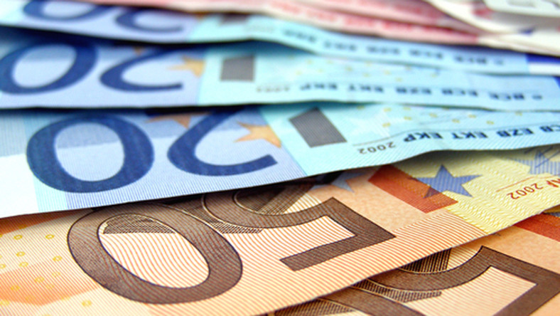 Zarobki europosłów - pensja ok. 8 tys. euro, diety i odprawa - Wiadomości