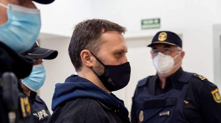 Az Olaszországban két, Spanyolországban három gyilkosság elkövetésével vádolt, Szabadkán született, szerb állampolgárságú Fehér Norbert gyilkossági perének hatodik tárgyalási napján a spanyolországi Teruelben 2021. április 19-én / Fotó: MTI/EPA-EFE/Pool/Antonio Garcia