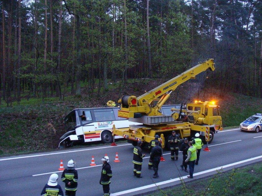 Autokar z dziećmi wpadł do rowu