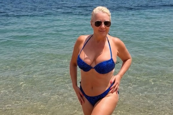 "UZIMALA SAM 50.000 MARAKA ZA NOĆ, SAD PODIGNEM KREDIT ZA PESMU" Pevačica se skinula u bikini i usijala mreže: "Bila sam najveća zvezda dok nisam otišla u Ameriku"