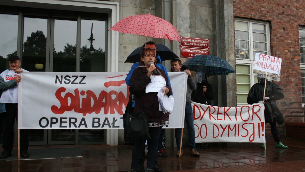 Kilkunastu pracowników Opery Bałtyckiej protestowało wczoraj pod budynkiem Urzędu Marszałkowskiego w Gdańsku. Manifestanci przekonywali, że w ich instytucji łamane są prawa pracownicze, związkowe, a także łamana jest konstytucja. Przedstawiciele drugiej strony sporu odpierają wszystkie zarzuty, a w przesłanym do mediów oświadczeniu kwitują: nie będziemy rozmawiać na ulicy.