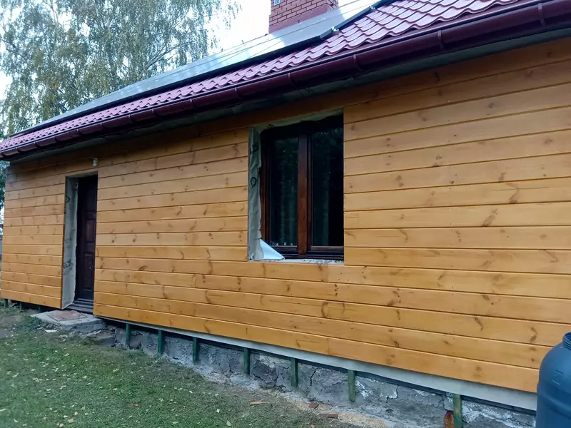 &quot;Zrobiliśmy nowe okna, drzwi, podłoga i sufit. Wszystko drewniane, żeby zachować wiejski charakter domu.&quot;