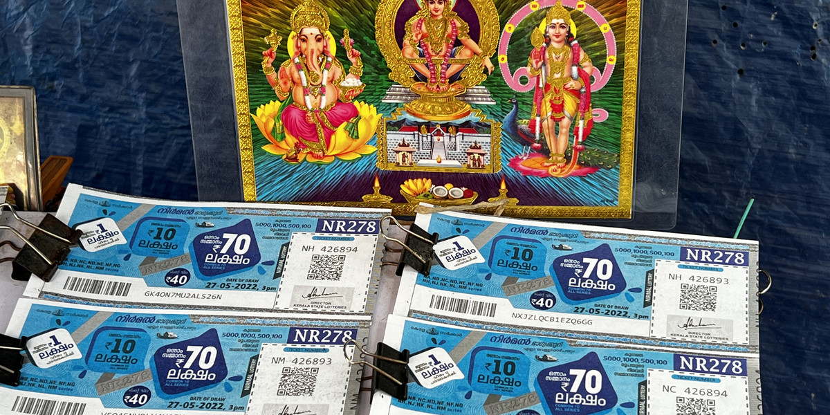Kupony loteryjne wystawione w sklepie przy drodze w Thiruvananthapuram, Kerala.