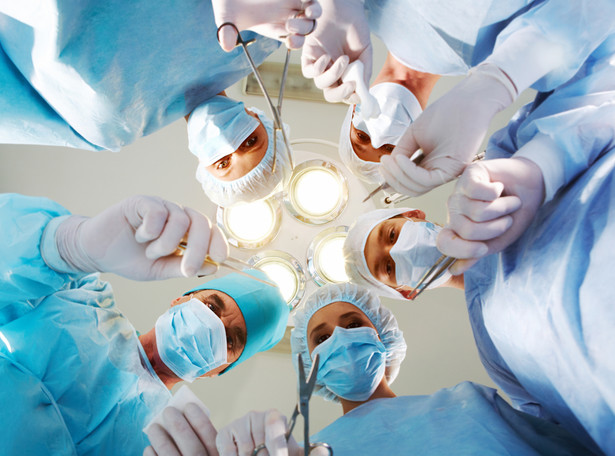 Chirurdzy zrobili sobie "selfie" w czasie operacji. Będą kary
