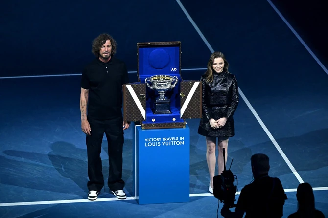 Marat Safin i Kloi Grejs Morec pored trofeja Australijan opena, koji je u luksuznom Luj Viton koferu