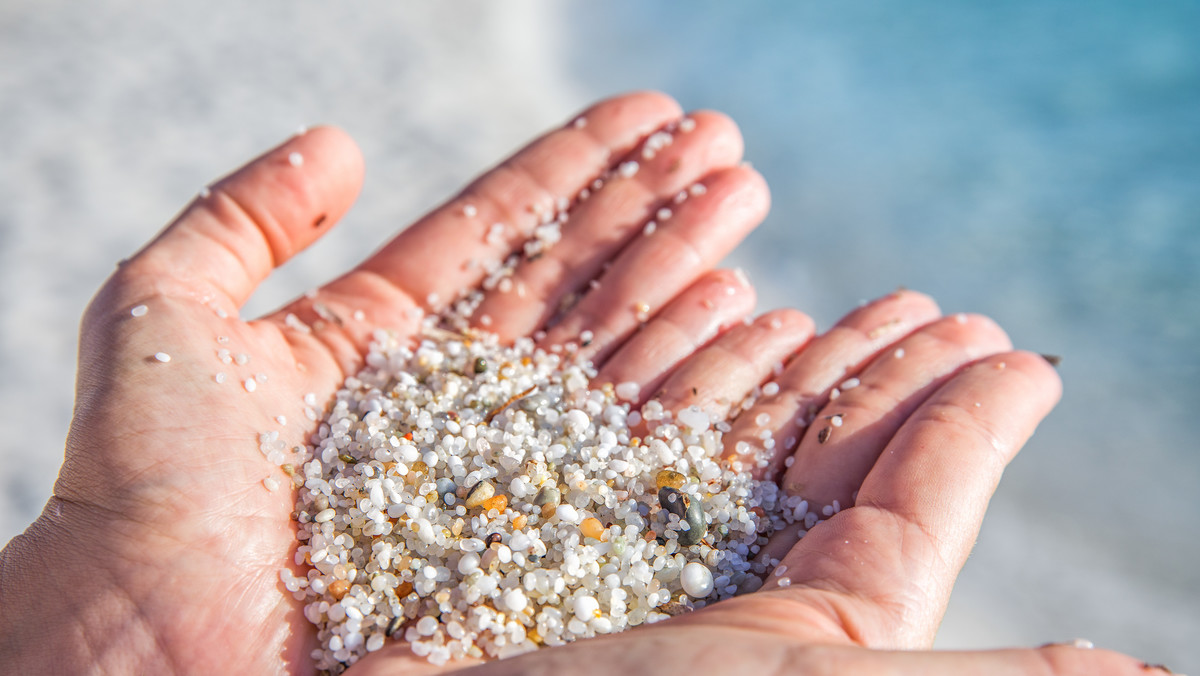 Włochy: Po 40 latach skruszona turystka odesłała 15 kilogramów piasku z Sardynii