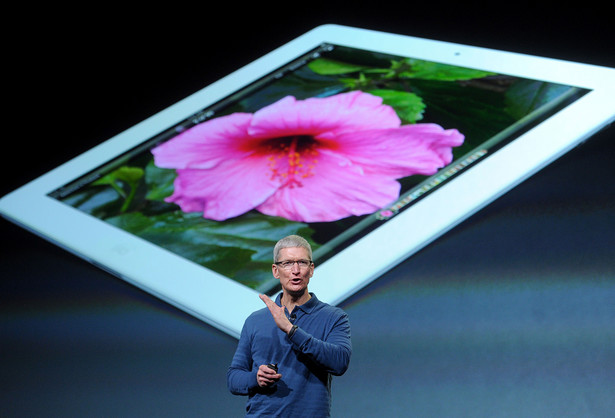 Tim Cook omawia zalety nowego iPada mini podczas konferencji prasowej Apple w San Jose w Kalifornii