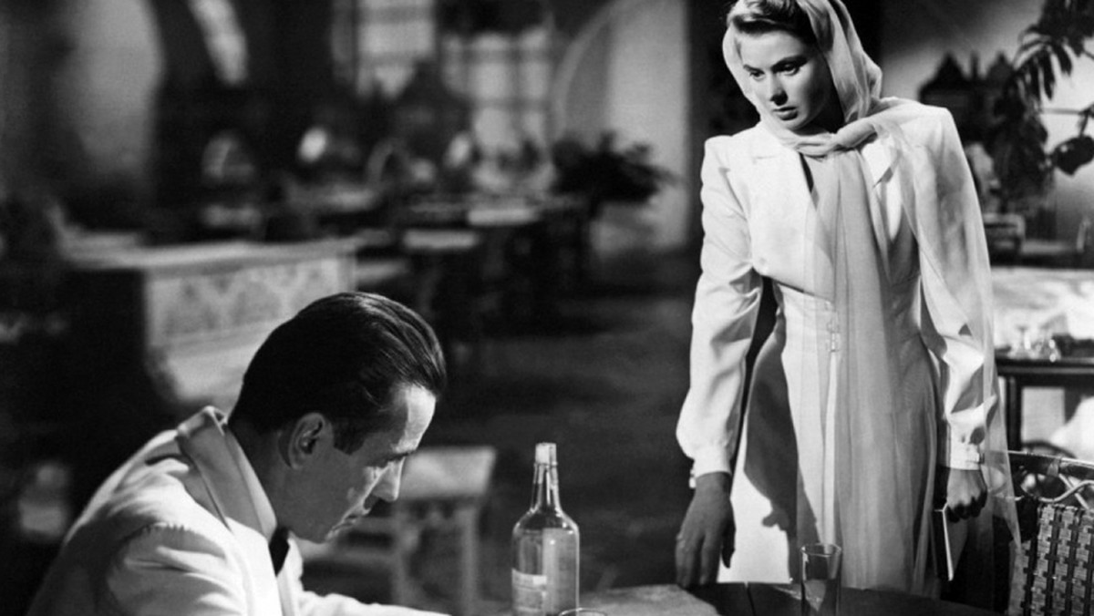 "Casablanca" wraca na ekrany, a wraz z nią szczera tęsknota za perłami z lamusa. Nie ma w tym uczuciu przesadnej egzaltacji. Być może dlatego, że nie dotyczy ono twórczości wielkich mistrzów (powiedzmy sobie szczerze, że kino artystyczne z powodzeniem kontynuuje ich dokonania), ale zjawiska deficytowego w kinie popularnym, mianowicie niezachwianej wiary w aktora. 
