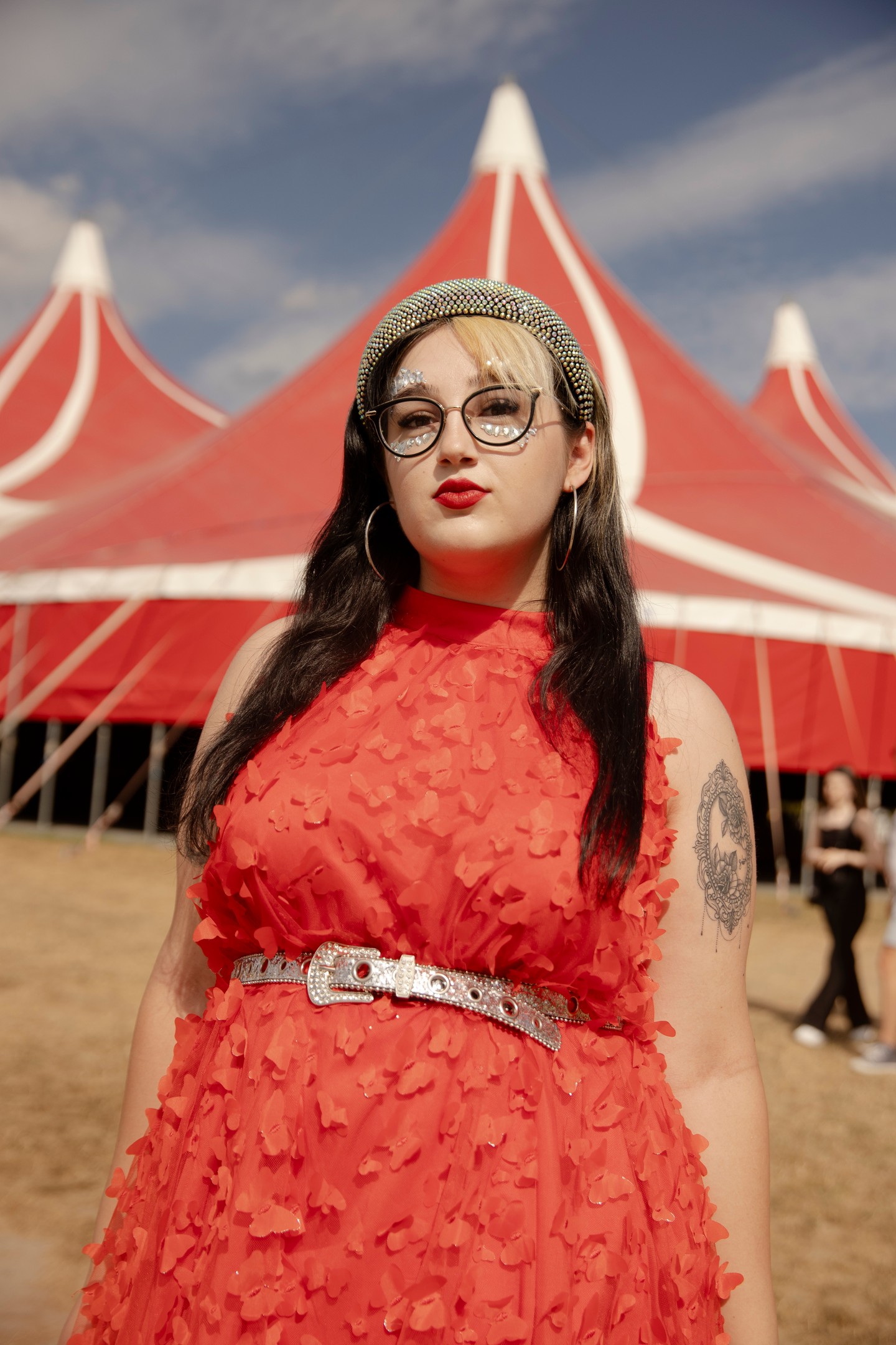 Amikor a smink, a ruha és a kiegészítők tökéletes összhangban vannak - Sümegi Liliana (Magyarország, egyetemista) - Ruha és öv: SHEIN, Szemüveg: LISA SIRANI, Fülbevaló és gyűrű: PANDORA, Hajráf: BIJOU BRIGITTE