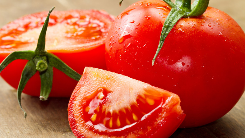 Pomidor to jedno z najczęściej spożywanych warzyw na świecie, szczególnie doceniane w kuchni śródziemnomorskiej, w której jest podstawą zup, sosów i większości sałatek. Oprócz tego, że smaczny, to jeszcze wyjątkowo cenny dla naszego organizmu. Jakie ma właściwości?