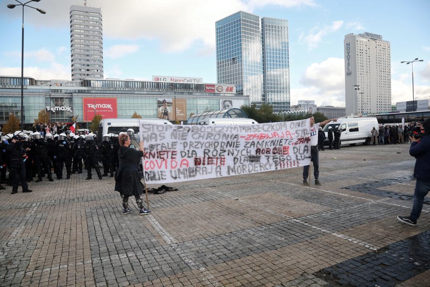 Protest na placu Defilad w Warszawie