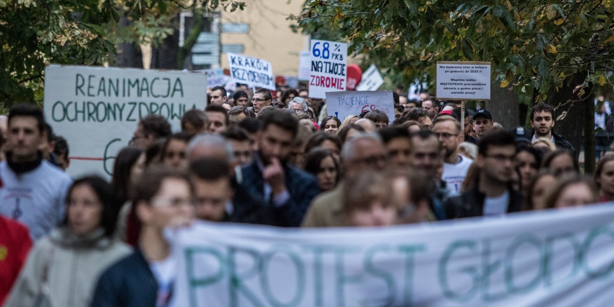 Podczas protestu głodowego rezydentów w kraju organizowano marsze poparcia dla młodych lekarzy