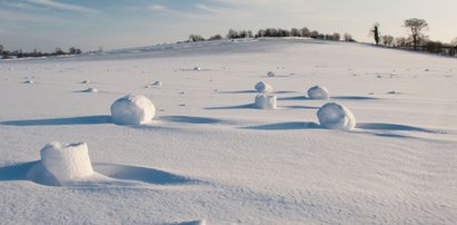 Tajemnicze śnieżne walce na zamarzniętej tafli jeziora Jeżewiec. Skąd się tam wzięły? 