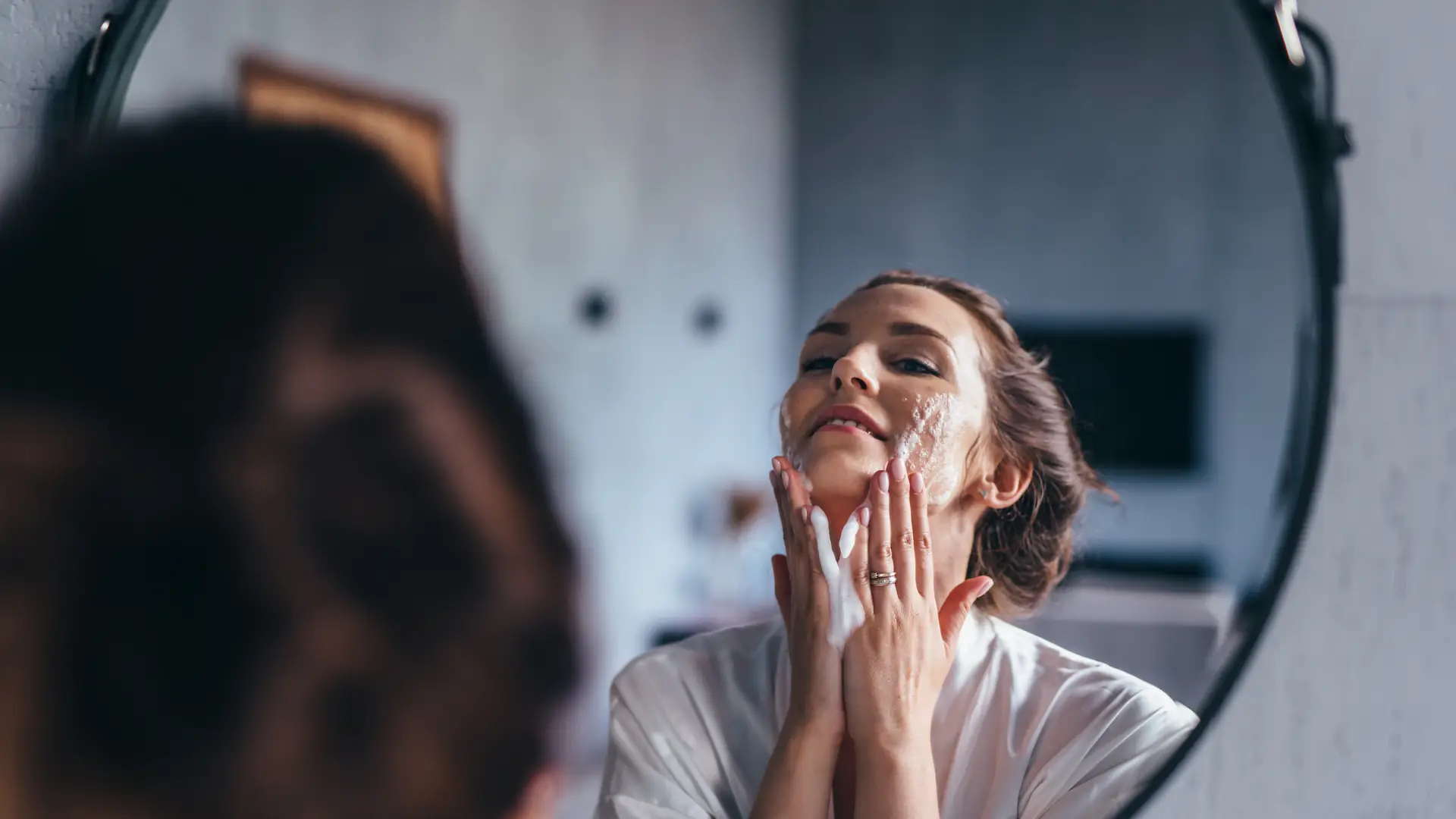 Retinol, kolagen a może peeling? Jak pozbyć się trądziku?