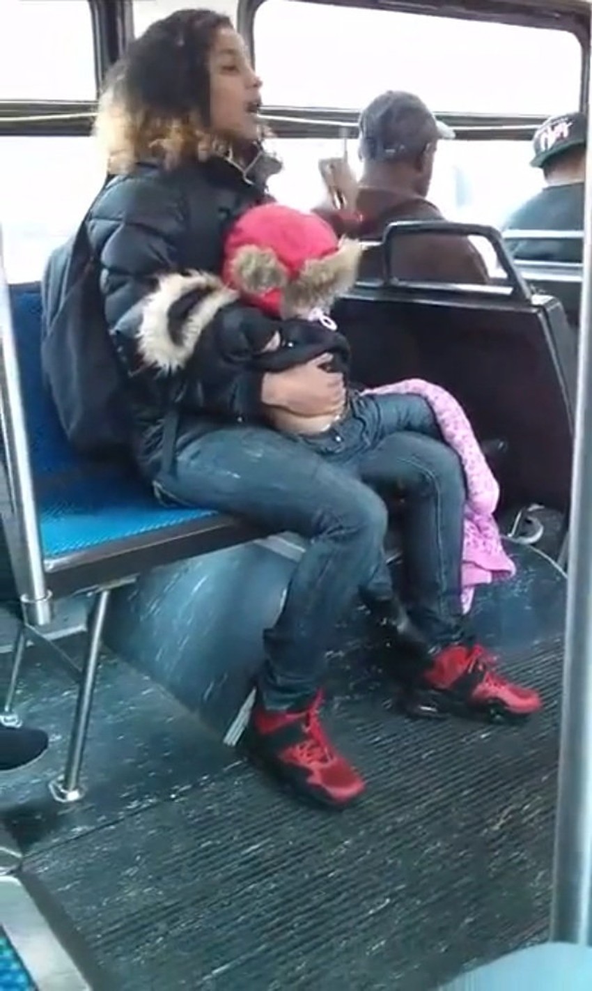 Nervozna majka sa detetom