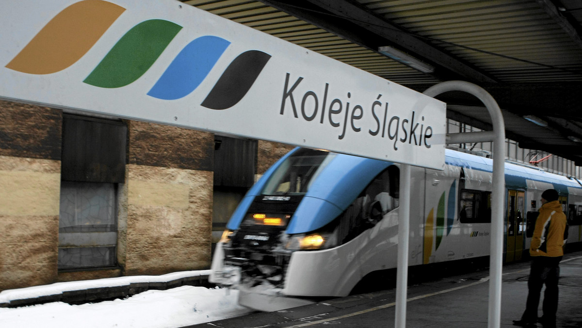 W sobotę na tory woj. śląskiego nie wyjedzie łącznie 50 pociągów; zamiast nich kursuje komunikacja zastępcza - podała spółka Koleje Śląskie. Przeciętne opóźnienie pociągu tego dnia wynosi pół godziny.