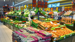 w sklepach pojawiły się flagi kraju pochodzenia na owocach i warzywach. wcześniej za nieprawidłowości ukarano m.in. jedną z największych sieci handlowych