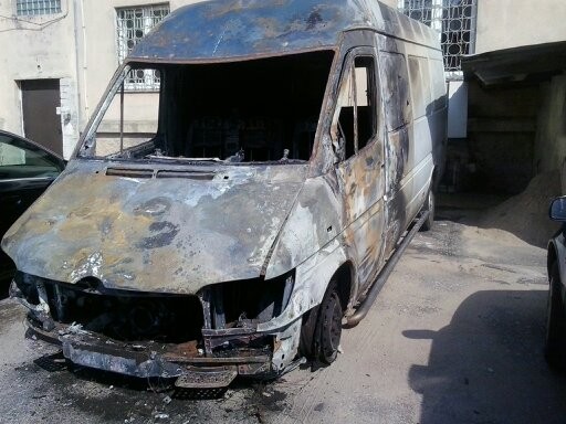 Mercedes spalony po wypadku w Piszu