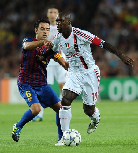Xavi Hernández i Clarence Seedorf  w meczu FC Barcelona - AC Milan z 13.09.2011