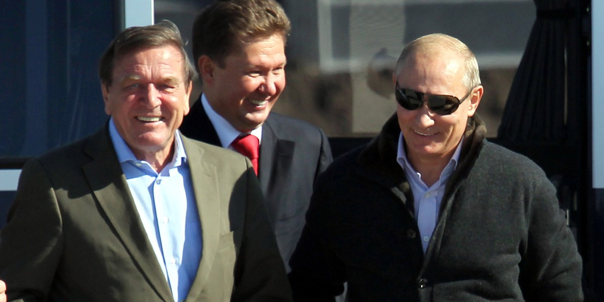 Gerhard Schroeder i Władimir Putin w 2011 r.