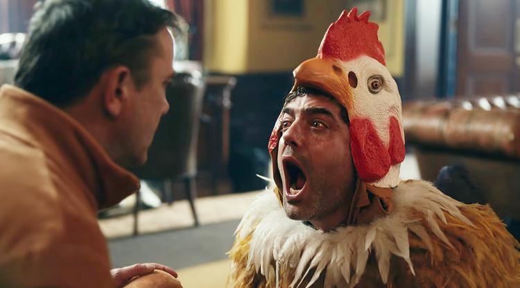 Ki gondolná, hogy egy csirke okozza a legnagyobb bajt Az úriemberek első részében? Fotó: Netflix