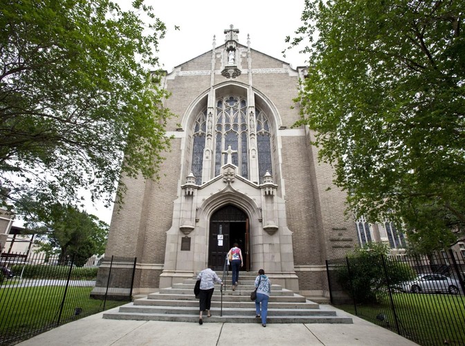 Jezus w cierniowej koronie na kolumnie kościoła w żeńskiej szkole
