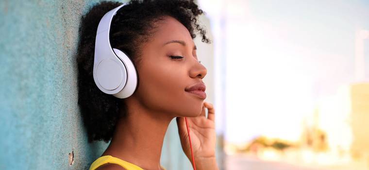 Najlepsze słuchawki z aktywną redukcją szumów. Zobacz modele, na które warto zwrócić uwagę