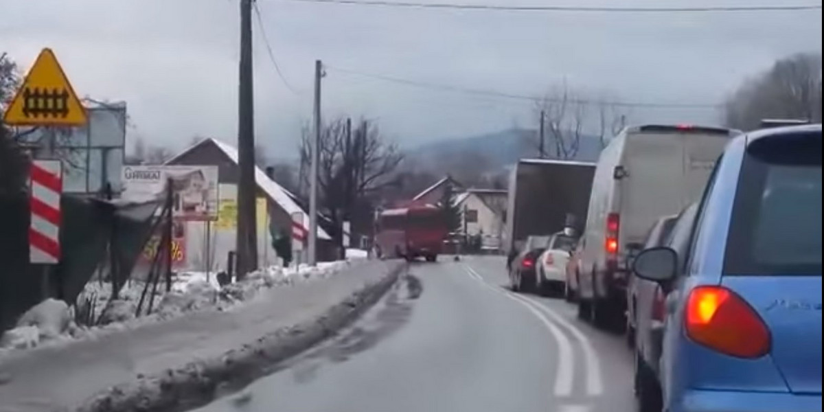 Bus z Andrychowa na przejeździe kolejowym