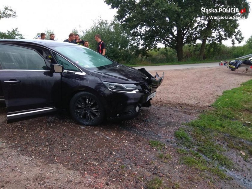 Zasnął za kierownicą, obudził się w stawie