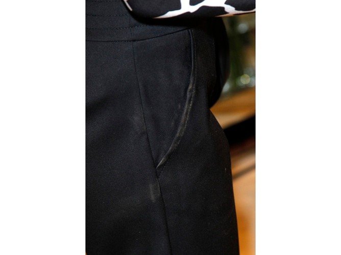 ... nieefektowny biały osad wokół kieszeni w spodniach psuł dobry efekt..., a przede wszystkim stawiał pod znakie zapytania elegancję, na której tak zależy Edycie.