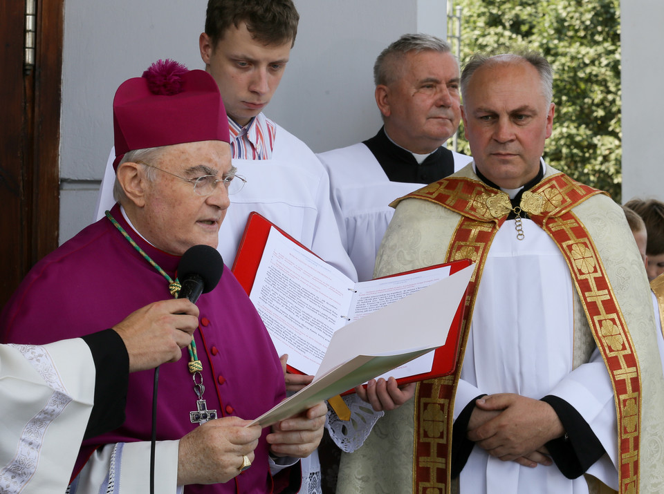 Kościół parafialny w Jasienicy otwarty, ma nowego proboszcza 