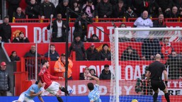 manchester united pokonał w derbach manchester city. zwycięski debiut carricka