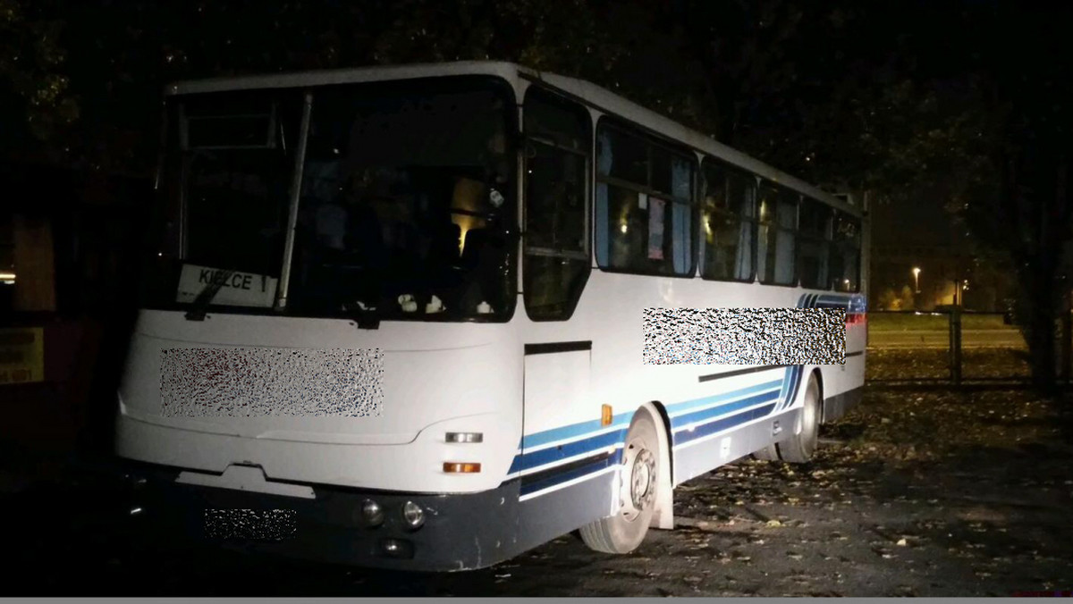 W sobotę wieczorem policjanci z Ostrowca Świętokrzyskiego otrzymali informację, że do Kielc zmierza kierowca kursowego autobusu i najprawdopodobniej jest nietrzeźwy. W organizmie 48-latka stwierdzono około dwa promile alkoholu. Funkcjonariusze zatrzymali kierowcy prawo jazdy, natomiast autobus zabezpieczono na parkingu dworcowym.