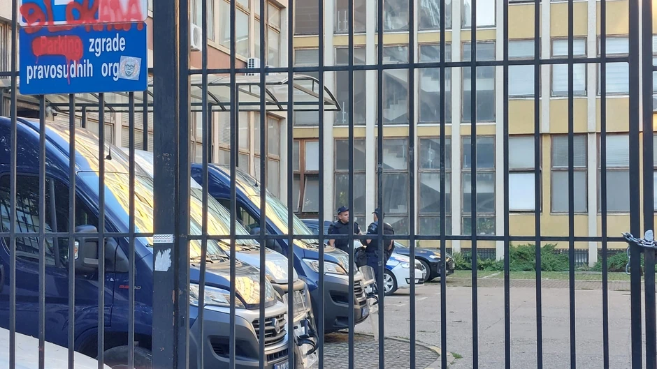 U zgradi i dvorištu suda nalaze se pripadnici interventne