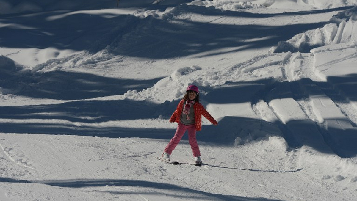 Ośrodki sportów zimowych na Mazurach są gotowe do przyjęcia gości: czekają na nich na razie sztucznie naśnieżane stoki, a na nich nowe atrakcje, m.in. snowtubing, polegający na zjeżdżaniu na kołach, które przypominają dętki.