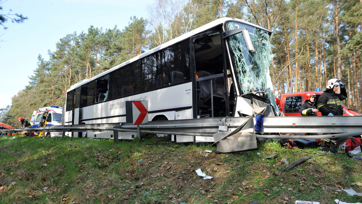 Kierowca samochodu ciężarowego, który wczoraj w okolicy Grabowa w powiecie stargardzkim (Zachodniopomorskie) uderzył w autobus, usłyszał zarzut nieumyślnego spowodowania katastrofy w ruchu drogowym. Grozi mu kara więzienia do 5 lat - powiedziała przedstawicielka prokuratury, Małgorzata Wojciechowicz.