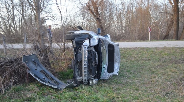 Felborult egy autó Súrnál /Fotó: police.hu