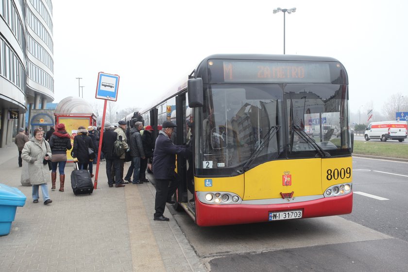 Autobusy dowiozą do metra