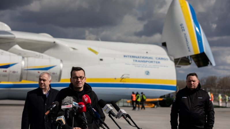 Przylot samolotu Antonow An-225. Transport witał premier Mateusz Morawiecki i wicepremier Jacek Sasin