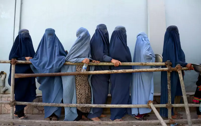 Afgańskie kobiety w burkach czekają na jedzenie przekazane przez prywatną organizację charytatywną podczas islamskiego świętego miesiąca Ramadanu / Farshad Usyan, East News