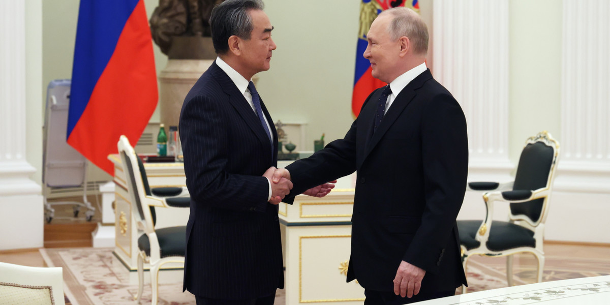Prezydent Rosji Władimir Putin i Wang Yi, szef chińskiej centralnej komisji ds. zagranicznych.