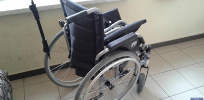 Uciekł ze szpitala kradzionym wózkiem inwalidzkim