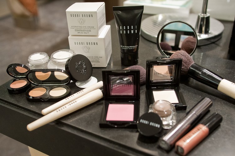 Kosmetyki Bobbi Brown wykorzystane do wykonania letniego makijażu.