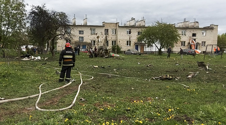 Tűzoltó dolgozik a területen, ahol lezuhant egy Jak-130-as kétszemélyes katonai repülőgép a fehéroroszországi Baranovicsiban / Fotó: MTI/AP 