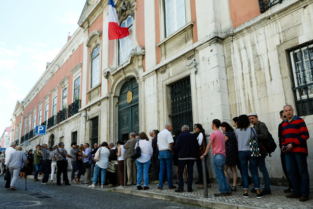 Dziennik zaznacza jednocześnie, że po pierwszej turze "tradycyjne partie pozostały w rozsypce, Francja pozostaje głęboko podzielona, a jej polityka niestabilna".