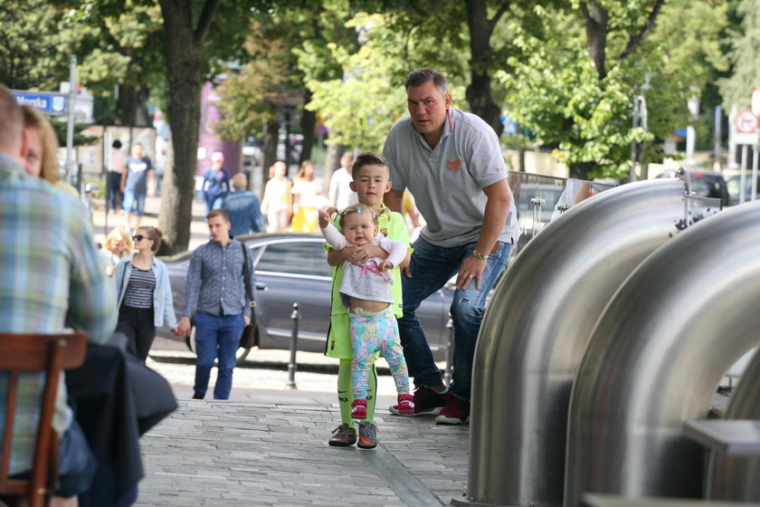 Dariusz Michalczewski na spacerze z dziećmi