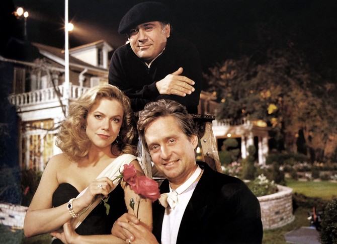 Ketlin tarner, Deni de Vito i Majkl Daglas u filmu "Rat Rouzovih" 20thCentFox/ Everett